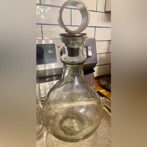 Elegant Clear Glass Decanter with Stopper